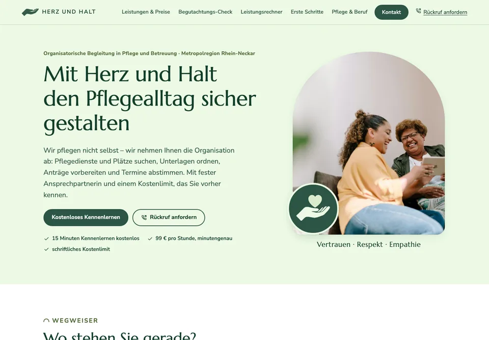 Herz und Halt am Desktop: Überschrift „Mit Herz und Halt den Pflegealltag sicher gestalten“, Buttons für kostenloses Kennenlernen und Rückruf, daneben ein Foto zweier Frauen mit Tablet