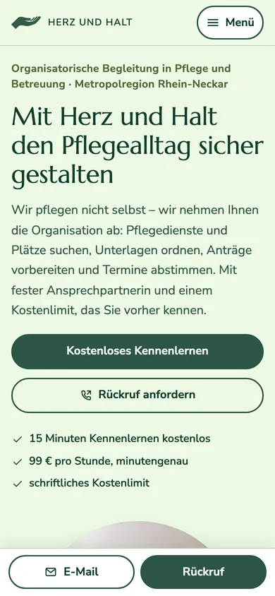 Herz und Halt auf dem Handy: Menü-Button, große Überschrift, Buttons „Kostenloses Kennenlernen“ und „Rückruf anfordern“ sowie eine feste Leiste mit E-Mail und Rückruf