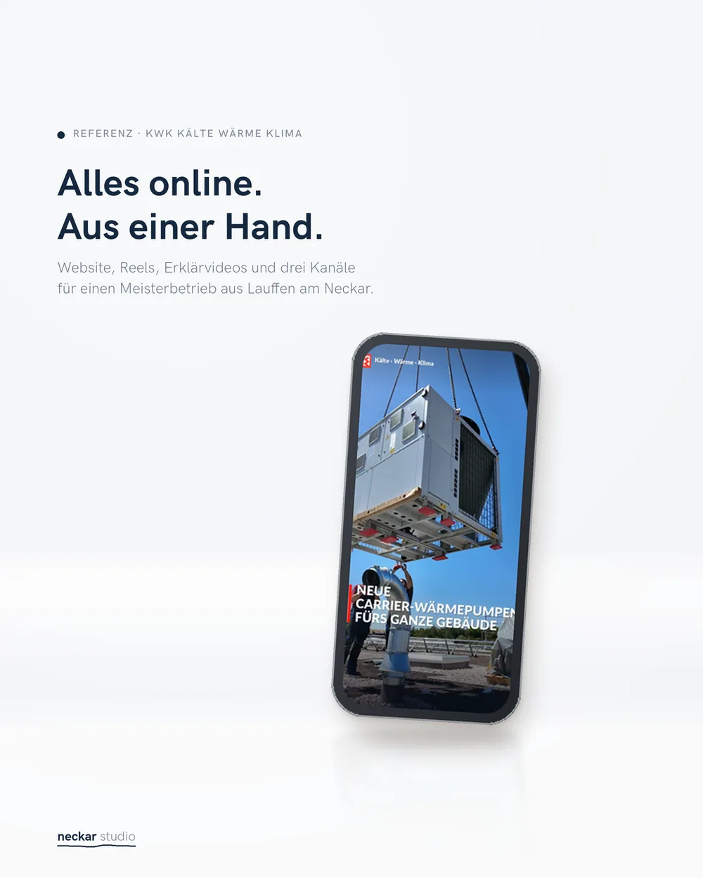 Standbild aus einem Reel: eine Carrier-Wärmepumpe hängt am Kran über einem Flachdach, aufgenommen auf der Baustelle